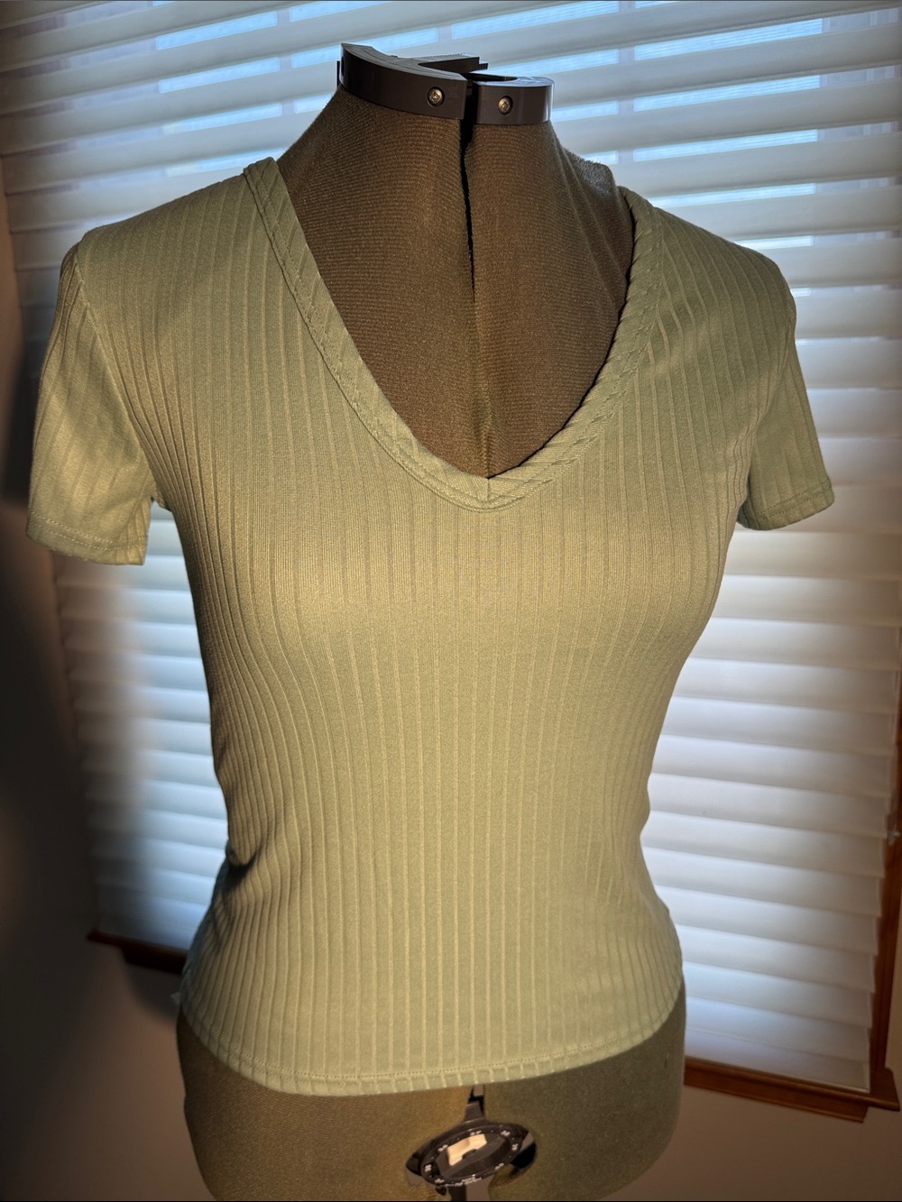 Olivia Rae Women’s Sage Green Ribbed V-Neck fitted Short Sleeve Top Size Small